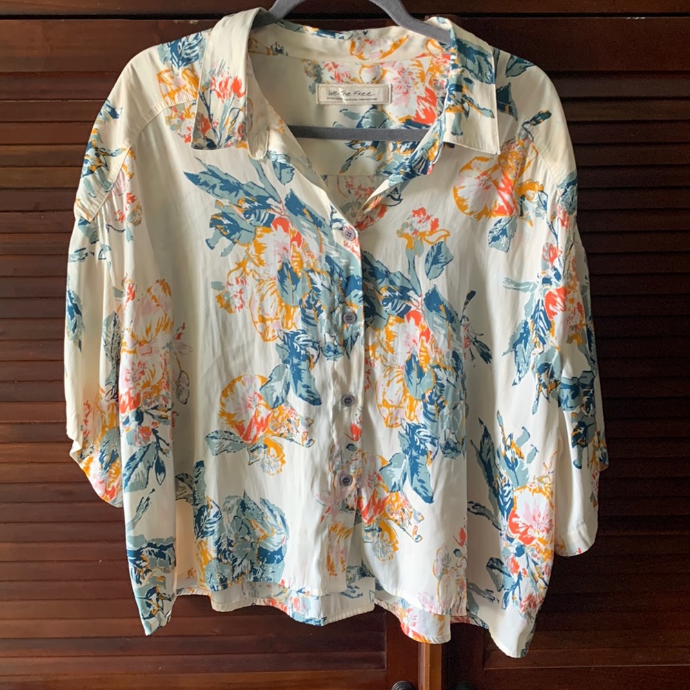 We the Free 🌸oversize cropped button down blouse.